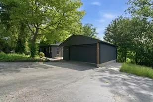306 N Cresthill Ave, McHenry, IL 60051 - Photo 2