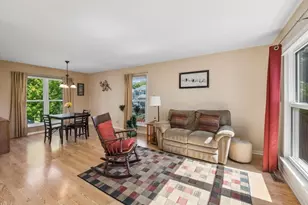 317 W Harvard Cir, South Elgin, IL 60177 - Photo 2