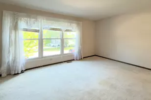 2015 Stanley Ct, Schaumburg, IL 60194 - Photo 4