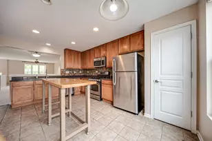 2406 Neubauer Circle, Lindenhurst, IL 60046 - Photo 10