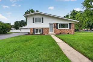 10818 S Plahm Ct, Worth, IL 60482 - Photo 2