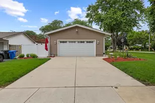 701 Kane St, South Elgin, IL 60177 - Photo 2