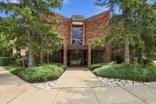 925 Spring Hill Dr, Northbrook, IL 60062 - Photo 1