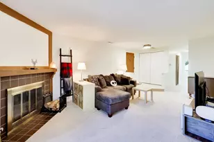 408 Sandhurst Cir, Glen Ellyn, IL 60137 - Photo 4