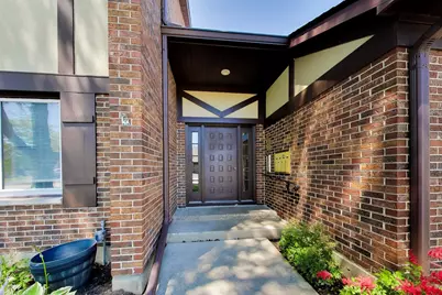 408 Sandhurst Circle #A, Glen Ellyn, IL 60137 - Photo 2