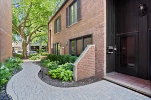 334 W Barry Ave, Chicago, IL 60657 - Photo 2