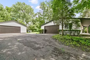 617 S Busse Rd, Mount Prospect, IL 60056 - Photo 2