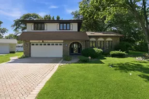346 Butternut Dr, Wood Dale, IL 60191 - Photo 2