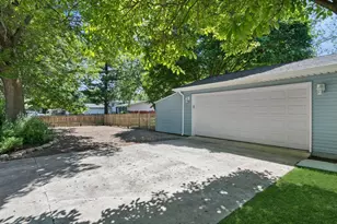 28W691 Leverenz Rd, Naperville, IL 60564 - Photo 2