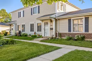 1034 Cove Dr, Prospect Heights, IL 60070 - Photo 1