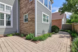 1702 Astor Ave, Oakbrook Terrace, IL 60181 - Photo 22