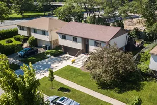 2 Oakwood Dr, Elk Grove Village, IL 60007 - Photo 4