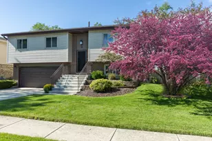 2 Oakwood Dr, Elk Grove Village, IL 60007 - Photo 2