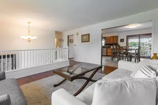 2 Oakwood Dr, Elk Grove Village, IL 60007 - Photo 8