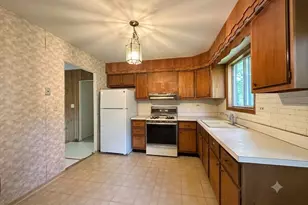 8119 Eastwood Ln, Woodridge, IL 60517 - Photo 4