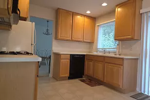 212 N Walnut Ln N, Schaumburg, IL 60194 - Photo 2
