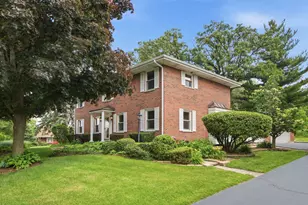 1065 Barneswood Dr, Downers Grove, IL 60515 - Photo 1