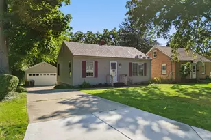 658 Pleasant St, Woodstock, IL 60098 - Photo 2