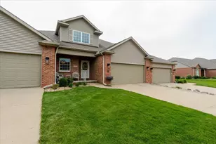 25 Arbor Ct, Bloomington, IL 61704 - Photo 2