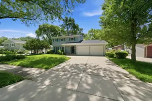 1520 Crestwood Ct, Aurora, IL 60506 - Photo 2