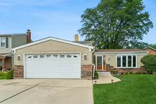 836 Napa St, Carol Stream, IL 60188 - Photo 2