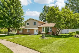7 Derbyshire Ct, Bolingbrook, IL 60440 - Photo 2