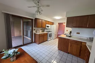 650 Waverly Dr, Elgin, IL 60120 - Photo 8