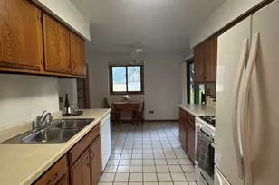 650 Waverly Dr, Elgin, IL 60120 - Photo 10