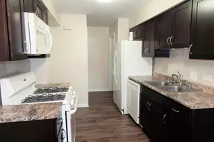 214 Redwood Ct, Vernon Hills, IL 60061 - Photo 2