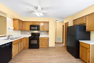 26 Tyler Ct, Streamwood, IL 60107 - Photo 4
