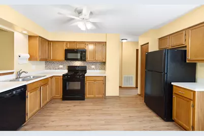 26 Tyler Court #B, Streamwood, IL 60107 - Photo 6
