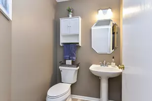 2077 College Green Dr, Elgin, IL 60123 - Photo 12