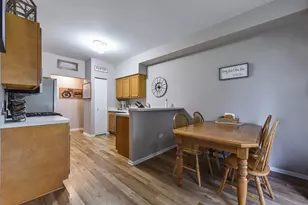 2077 College Green Dr, Elgin, IL 60123 - Photo 6