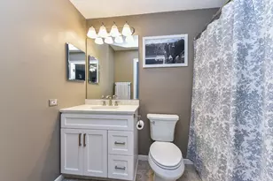 2077 College Green Dr, Elgin, IL 60123 - Photo 10