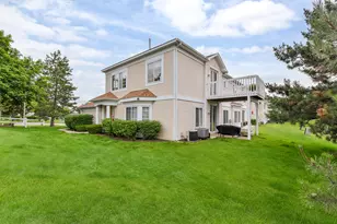 2077 College Green Dr, Elgin, IL 60123 - Photo 16