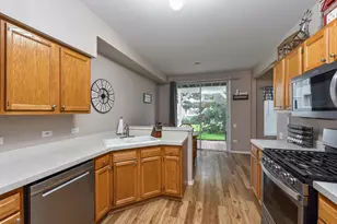 2077 College Green Dr, Elgin, IL 60123 - Photo 8