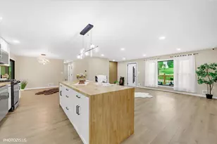 35W302 Pinelands Rd, Saint Charles, IL 60174 - Photo 10
