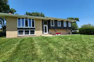 560 Lincoln St, Roselle, IL 60172 - Photo 2