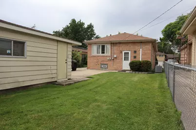 9647 S Sacramento Avenue, Evergreen Park, IL 60805 - Photo 2