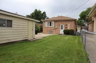 9647 S Sacramento Ave, Evergreen Park, IL 60805 - Photo 2