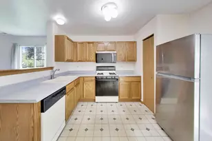 931 E Savannah Dr, Romeoville, IL 60446 - Photo 6