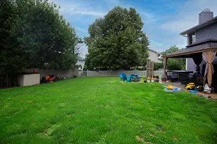 1 Harbor Pointe Ct, Bloomington, IL 61704 - Photo 6