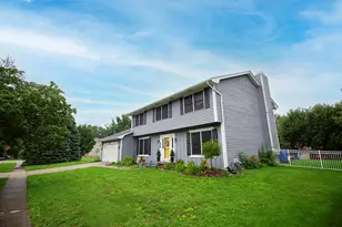 1 Harbor Pointe Ct, Bloomington, IL 61704 - Photo 2