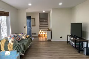 117 Mill Pond Dr, Glendale Heights, IL 60139 - Photo 2