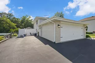 903 Prescott Dr, Joliet, IL 60432 - Photo 2