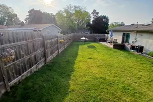 18468 W Meadow Ln, Gurnee, IL 60031 - Photo 16