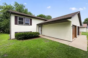 642 Swan Dr, Grayslake, IL 60030 - Photo 2