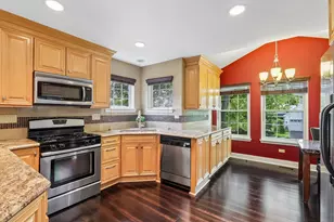 442 Harbor Dr, Carpentersville, IL 60110 - Photo 10