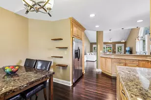 442 Harbor Dr, Carpentersville, IL 60110 - Photo 8