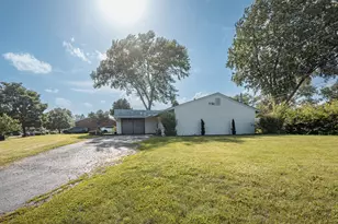 100 Fairwood Dr, Bolingbrook, IL 60440 - Photo 2